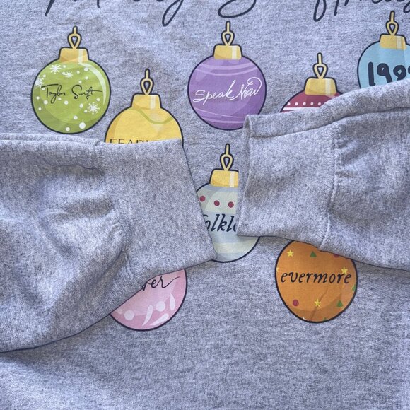 Gildan Unisex Merry Swiftmas Graphic Heather Gray Crewneck Sweatshirt Large Cott - Picture 4 of 6